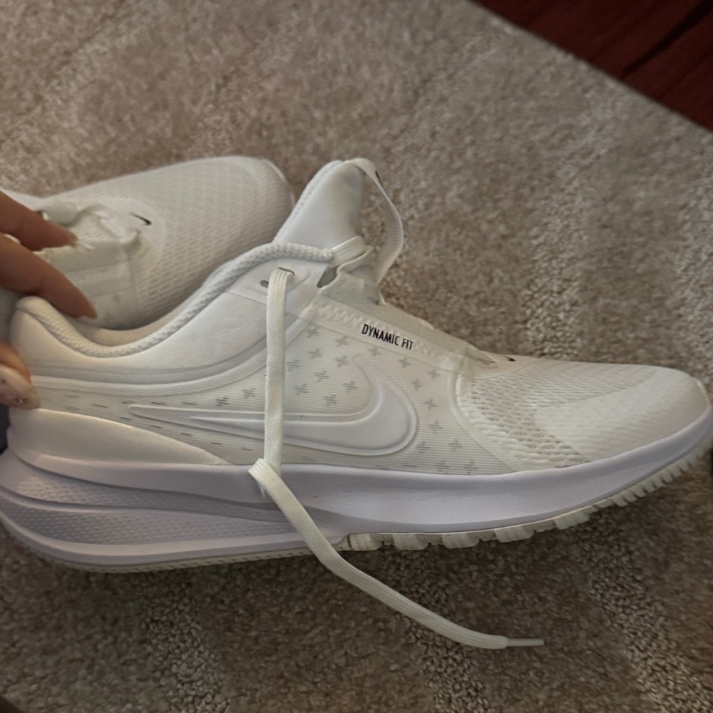 Nike boys Dynamic White Athletic Shoes